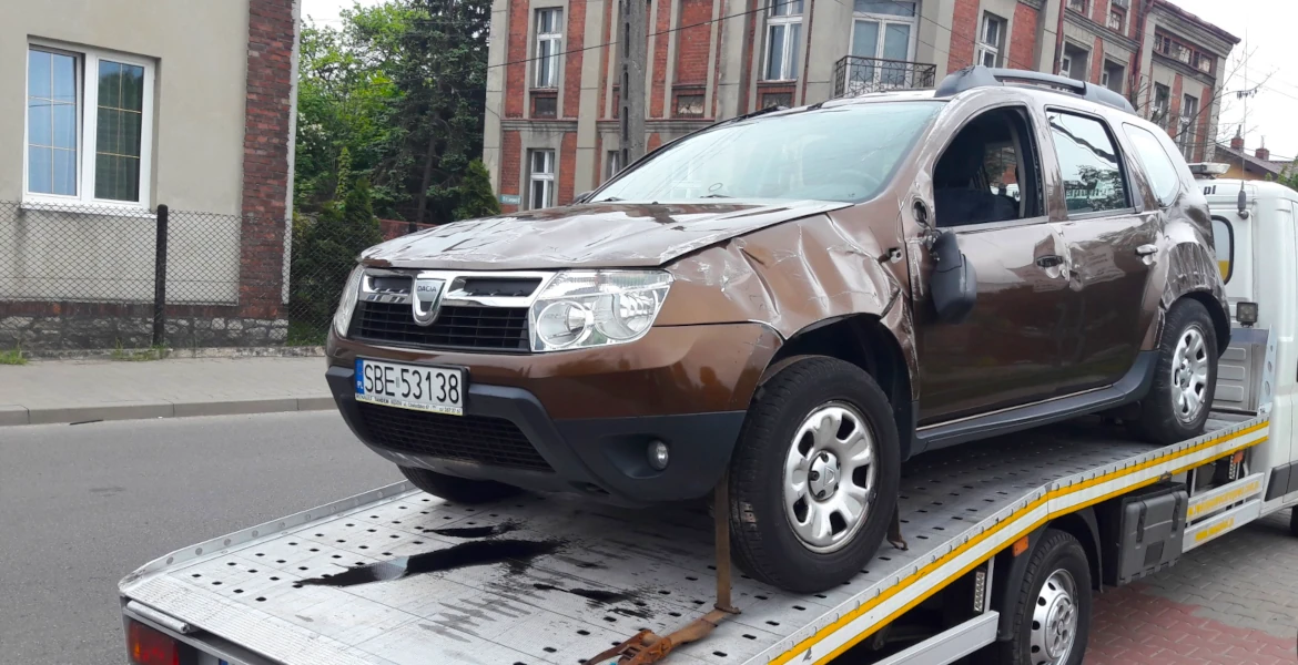 Pomoc drogowa dla osobowych, dostawczych, ciężarowych oraz busów, usługi lawetą oraz holowanie Zawiercie